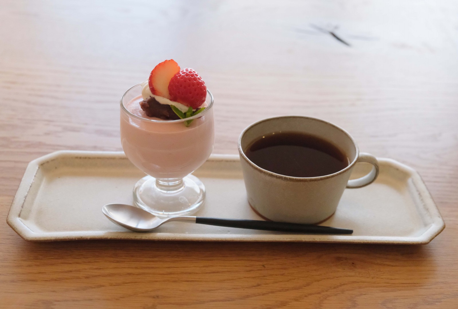 いちごのデザートと、食後のコーヒー