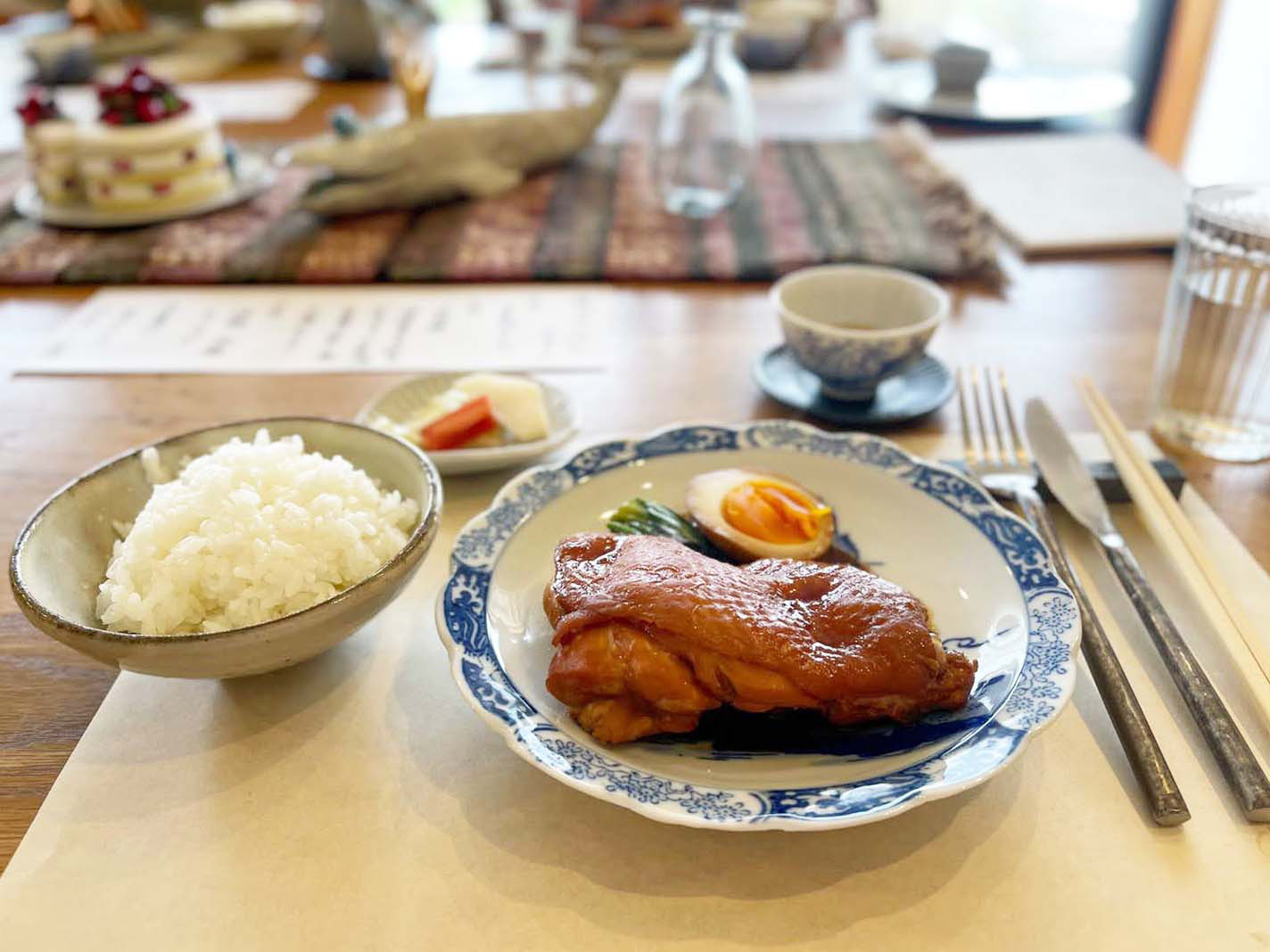 つややかに仕上げたメインのお料理と、ごはんの食卓