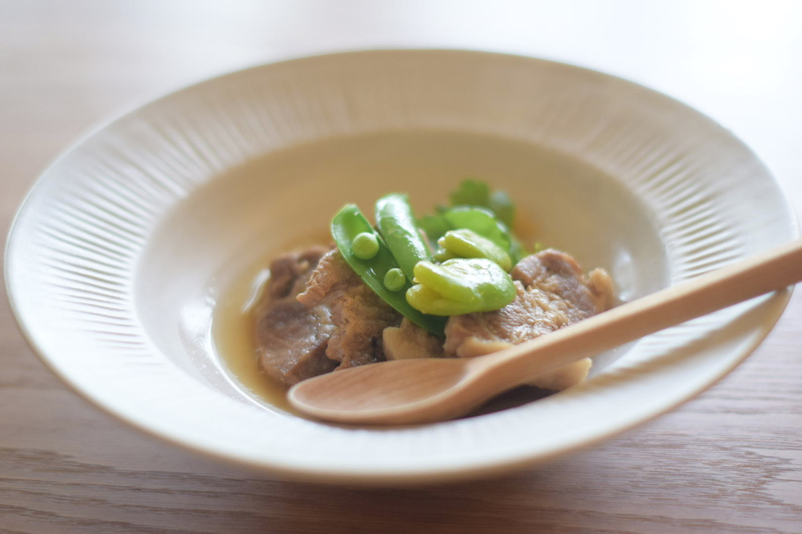 季節の食材を盛り付けた、ここの木のひと皿