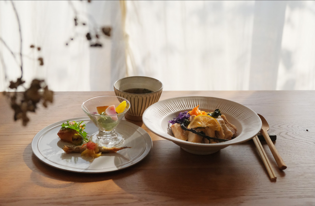 旬の食材を彩り豊かに盛り付けた、ここの木の季節のごはん